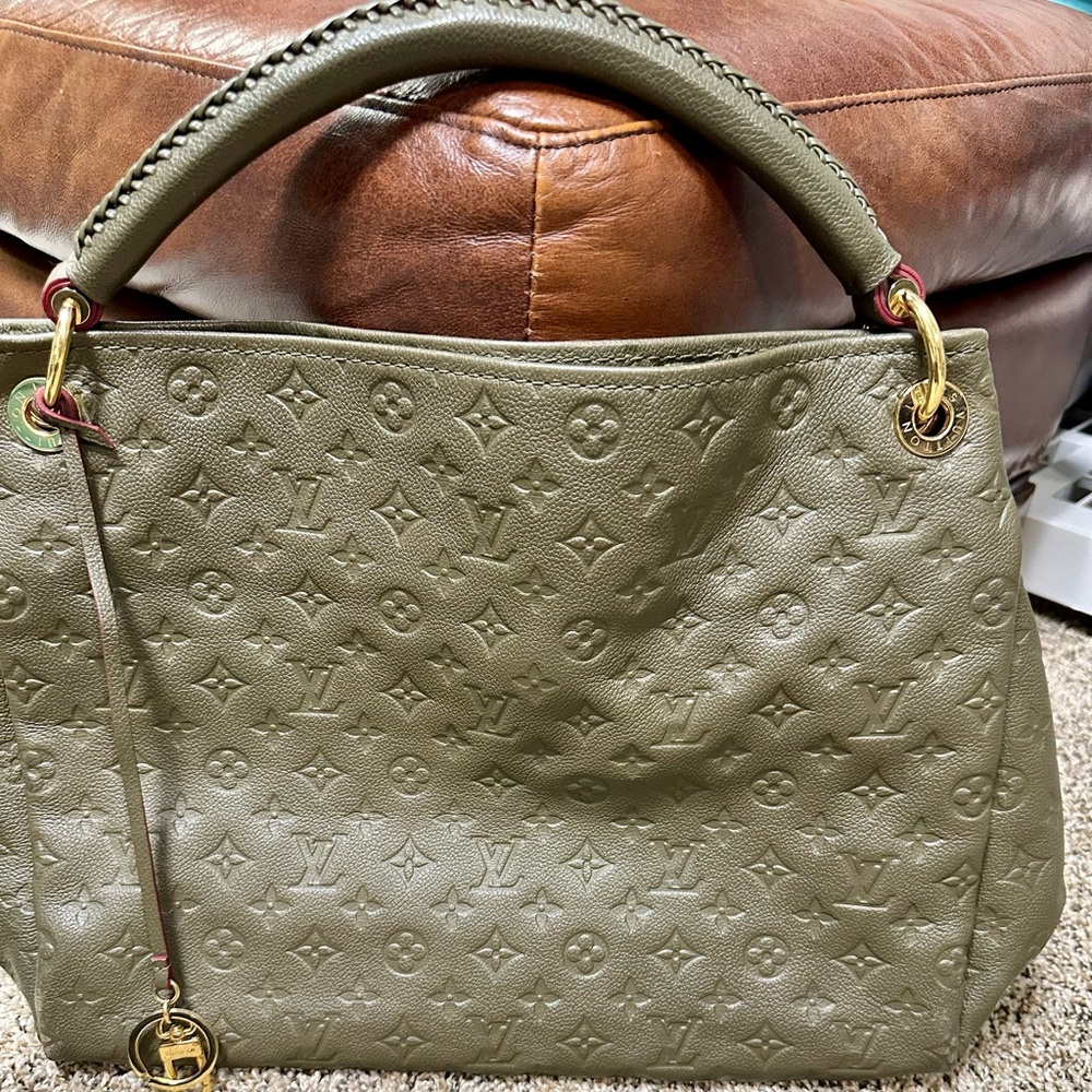 Louis Vuitton Artsy. Green/Khaki. Excellent, like-new condition!!